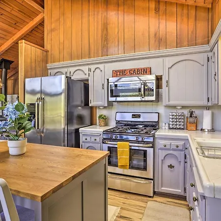 Lovely Oakhurst Cabin With Deck And Mtn Views!